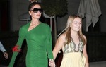 Victoria Beckham cấm con không makeup nhưng liên tục để Harper mặc đồ không hợp tuổi