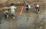 Đi bắt cá 4 học sinh nhặt được vật lạ màu vàng khiến cảnh sát phải tìm đến tận nơi