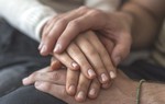 Lấy vợ 6 tháng không thể làm "chuyện ấy", chồng giấu cả gia đình bí mật đưa vợ đi khám