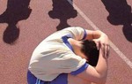 Cậu bé 13 tuổi nhập viện tâm thần: Bố mẹ chính là "kẻ bắt nạt" đầu tiên trong đời trẻ