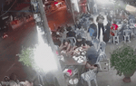 Đổ bia lên đầu cô gái, người đàn ông hối không kịp khi nạn nhân "phản đòn"