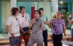 Kim Tử Long ca vọng cổ, ăn đám giỗ ở nhà người dân khi đi quay show