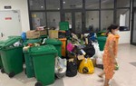 Hà Nội: Rác thải “đổ bộ” vào sảnh chung cư Osaka Complex