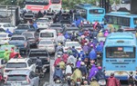 Sau cơn bão số 1, người dân Hà Nội chật vật di chuyển trong cơn mưa tầm tã