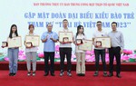 Vinh danh 5 kiều bào trẻ tham dự Trại hè Việt Nam năm 2023