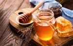 Loại kháng sinh tự nhiên nào đã được con người sử dụng từ hơn 9 nghìn năm trước?