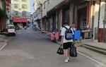 Bức ảnh nam sinh xách hành lý lủi thủi trên đường khiến các bậc phụ huynh tranh cãi