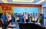Hội LHPN đầu tiên của tỉnh Điện Biên công nhận hội viên danh dự 