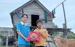 Trẻ em dân tộc thiểu số được xoa dịu nỗi đau nhờ mẹ đỡ đầu