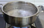 Đổ nước sôi vào em dâu đang mang thai, người phụ nữ bị tạm giữ khẩn cấp