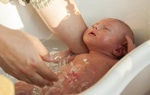Một công dụng khác của sữa mẹ mà nhiều phụ huynh không biết