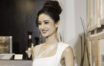 Hoa hậu Huỳnh Trần Ý Nhi xuất hiện rạng rỡ tại triển lãm tranh