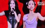 Riêng mình Lisa xõa tóc, Jennie là "bà hoàng ruy băng" trong Born Pink Hà Nội ngày 2