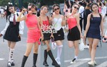 Kệ mưa gió bất chợt, giới trẻ vẫn lên đồ đen - hồng cực "chiến" đi concert BLACKPINK ngày 2