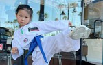 Ca sĩ Thanh Thảo khoe con gái lên đai xanh dương của môn võ Takewondo
