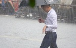 Mưa lớn bất ngờ ở Hà Nội khiến nhiều người trở tay không kịp, xe cộ "vật lộn" trong nước