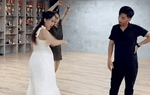 Khánh Thi "bụng bầu vượt mặt" vẫn đi chân đất dạy Phan Hiển nhảy