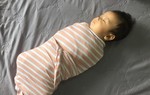 Bé sơ sinh nôn trớ ở trạng thái quấn chặt trong kén, bác sĩ khẳng định "rất nguy hiểm"
