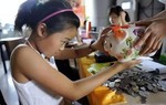 Cách xử lý khôn ngoan khi con hỏi "Tại sao nhà mình không có nhiều tiền?"