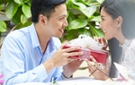 Bất ngờ khi bạn trai quỳ xuống cầu hôn tôi trước mặt người yêu cũ