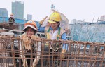 Nỗi gian truân của những nữ công nhân xây dựng
