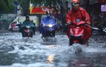 Hà Nội: Mưa trắng trời khiến đường phố ngập sâu, nhiều xe chết máy giữa đường