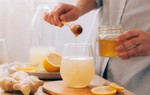 Uống nước mật ong hay nước lọc vào buổi sáng tốt hơn?