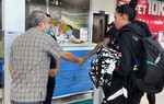 Bầu Đức ra sân bay tiễn vợ Paollo, thi thể ngoại binh HAGL tử nạn sắp được đưa về Bồ Đào Nha