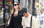 Pax Thiên hộ tống Angelina Jolie đi làm, ngoại hình tuổi 19 ngày càng nam tính 
