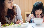 7 mẹo giúp bố mẹ nhàn tênh khi đưa con cái ra ngoài ăn, trẻ không nghịch phá