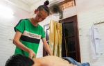 Cô bé khiếm thị mưu sinh, trang trải việc học hành bằng nghề tẩm quất
