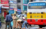 Hà Nội: Cụ bà ngã tử vong khi bước xuống từ xe bus