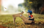 Bé trai ít được mua đồ chơi bởi bố thường xuyên tái chế bìa carton cũ