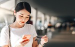 Người dùng ngán ngẩm khi phí SMS banking đồng loạt tăng, ngân hàng nói gì?