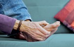 Cách giảm đau chân khi viêm khớp dạng thấp vào mùa