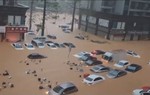 Trung Quốc: Nước lũ dâng cao nhấn chìm ngôi làng, nhiều tòa nhà bỗng chốc hóa thành "cô đảo" 