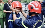 Cảnh sát chữa cháy thực hiện ước mơ cho em bé 7 tuổi mắc ung thư máu