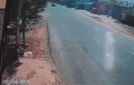 Camera vụ người đàn ông bay lên nóc xe, tử vong sau va chạm ở Long An