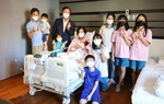 Bà mẹ U50 Hàn Quốc gây sốt khi hạ sinh con thứ 9, thị trưởng thành phố đích thân đến chúc mừng