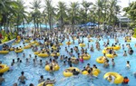 Hàng nghìn người đổ về Công viên nước Hồ Tây vui chơi trong ngày đầu nghỉ lễ Quốc khánh
