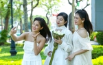Ngày đầu nghỉ lễ 2/9, giới trẻ nô nức chụp ảnh trên những con đường đẹp nhất Hà Nội 