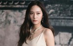 Nữ idol Kpop chỉ ngồi cũng "gây sốt" vì style sang trọng