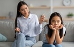 Cha mẹ 9x Trung Quốc "dạy con ngược", chuyên gia lo ngại