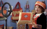 Nữ giám đốc người Dao đỏ biến những bài thuốc truyền thống và thổ cẩm thành hàng hóa giá trị