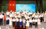 200 học sinh giỏi có hoàn cảnh khó khăn được trao học bổng Vừ A Dính