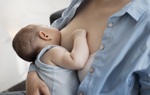 Kích cỡ ngực của mẹ có liên quan gì tới lượng sữa cho con bú?