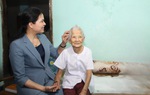 Chủ tịch Hội LHPN Việt Nam Hà Thị Nga thăm và tặng quà gia đình chính sách tại tỉnh Phú Yên