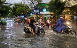 Mưa lớn kéo dài khiến đường phố TPHCM ngập nghiêm trọng, nhiều xe chết máy
