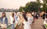 "Biển" người đổ về hồ Tây chụp ảnh trong ngày Quốc khánh