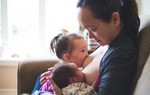 Người mẹ có cần bổ sung thêm canxi và sắt trong quá trình nuôi con bằng sữa mẹ không?